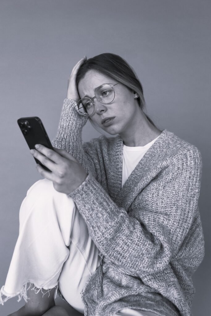 side-view-anxious-woman-holding-smartphone_BN